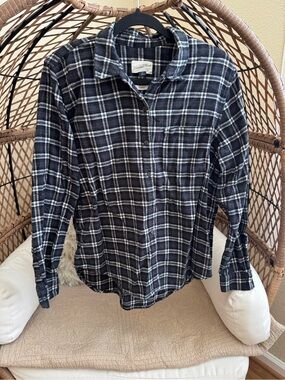 Universal Thread Dark Gray Blue Plaid Henley Flannel Medium
